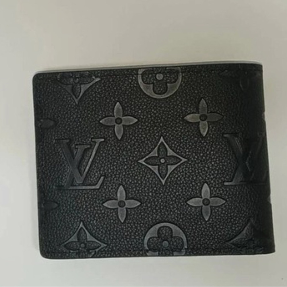 Louis vuitton monogram wallet ( SEND BEST OFFER)